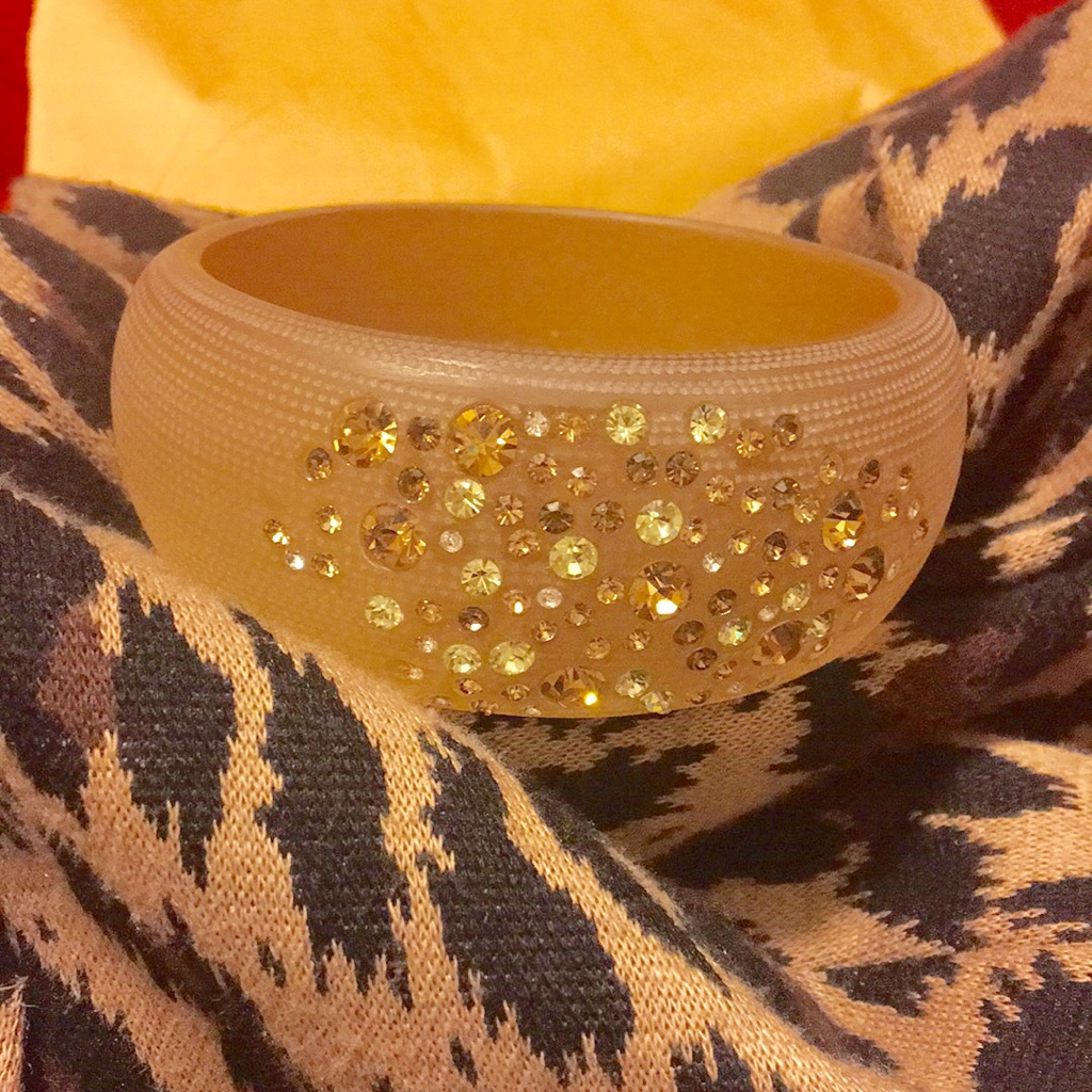 Susan Graver Tapered Acrylic Bangle 17$